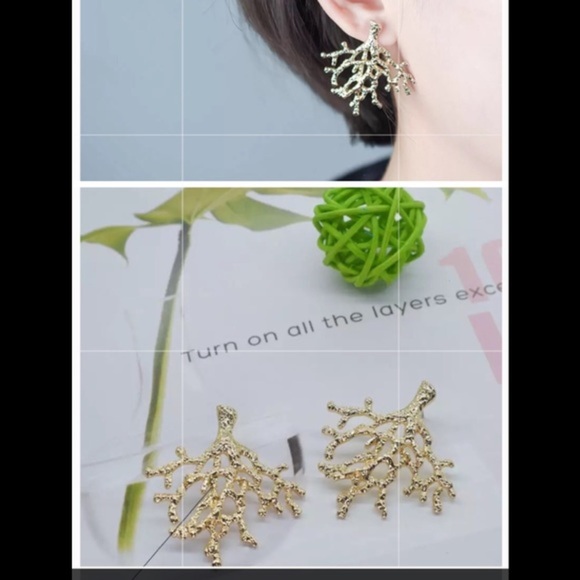 Coral Statement Earrings  - Gold  NWT - Picture 6 of 6